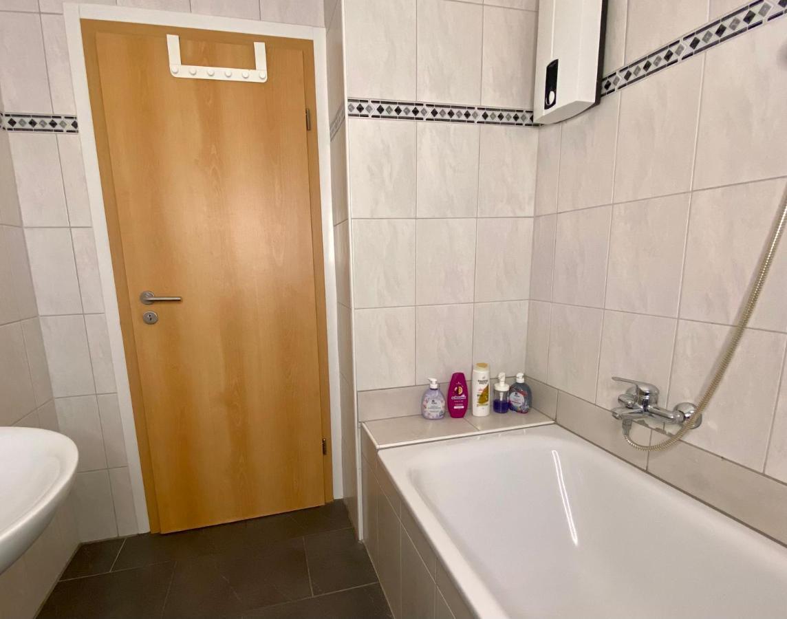Privatzimmer Im Apartment - Apple Tv Netflix Kingsize Bett Arbeitsplatz Naehe Hbf Koblenz  Exterior photo