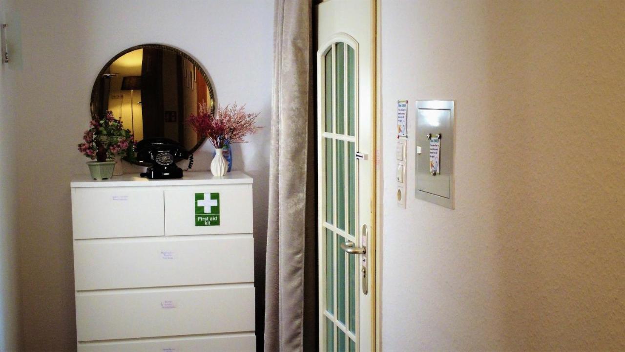 Privatzimmer Im Apartment - Apple Tv Netflix Kingsize Bett Arbeitsplatz Naehe Hbf Koblenz  Exterior photo