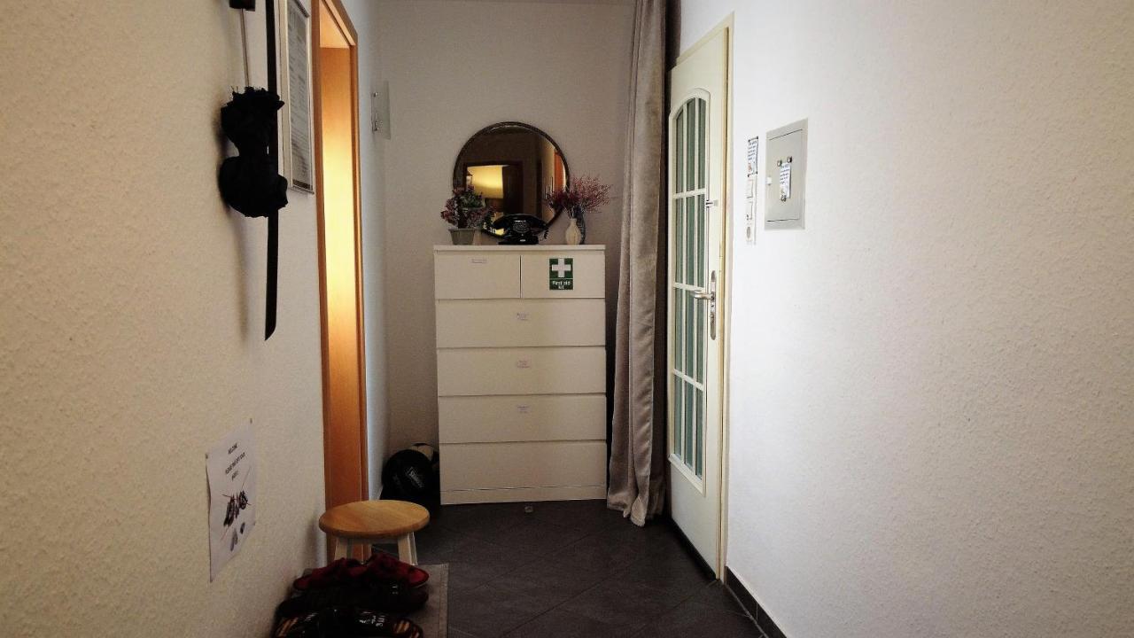 Privatzimmer Im Apartment - Apple Tv Netflix Kingsize Bett Arbeitsplatz Naehe Hbf Koblenz  Exterior photo